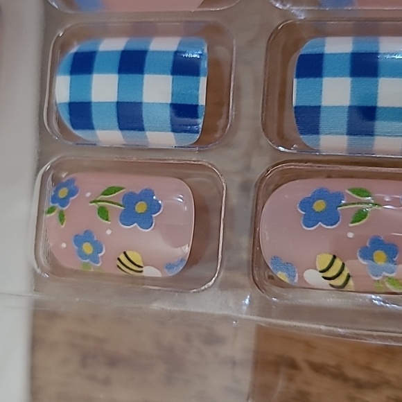 2/$16 Plaid & Flowers Press On Nails - Picture 9 of 10
